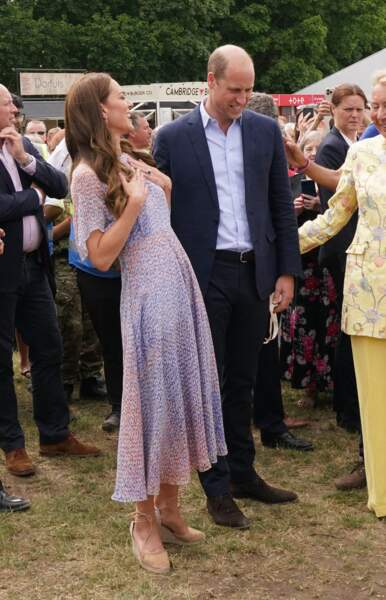 Kate Middleton s'amuse avec le prince William lors d'une visite, le 23 juin
