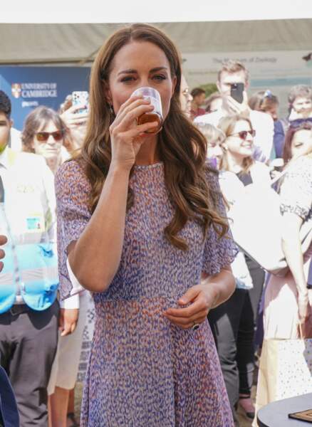 Après l'effort, Kate Middleton profite d'une bière pour s'hydrater, ce 23 juin