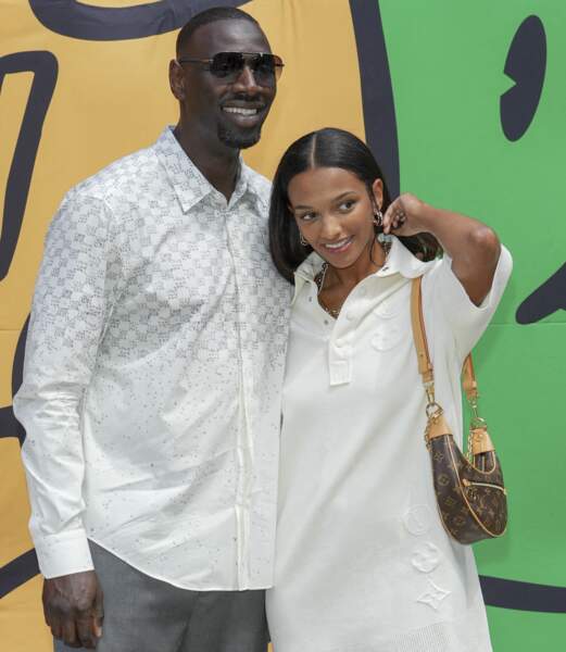 Pour Selly Sy, la fille d'Omar Sy, c'est une robe Louis Vuitton et un sac Loop à 1 750 €, le 23 juin 2022. 