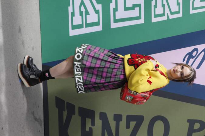 La chanteuse  Lolo Zouai en écolière  au défilé mixte Kenzo printemps / été 2023 