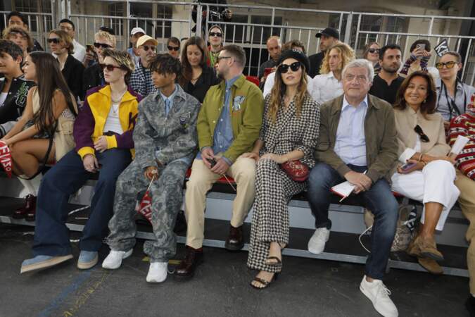Cruz Beckham, Jaden Smith, Jessica Biel et son mari Justin Timberlake, Sidney Toledano et sa femme Katia au front row du défilé de mode homme Kenzo printemps / été 2023 au Lycée Carnot à Paris le 26 juin 2022. 