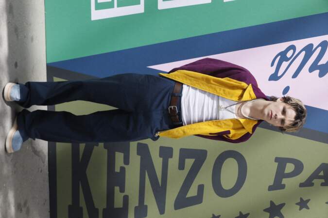 Cruz Beckham a fait une apparition remarquée et haute en couleur au défilé Kenzo, veste oversize bariolée sur le dos 