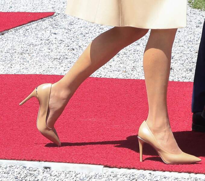 Brigitte Macron porte des escarpins à petits talons beiges à détail argenté, le 26 juin 2022.