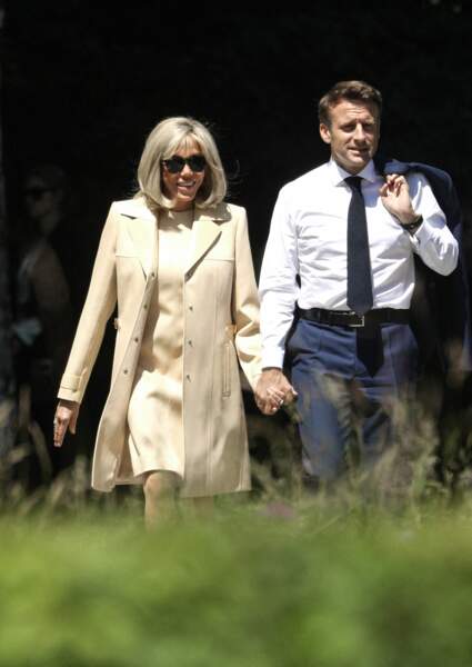 Emmanuel Macron et son épouse  Brigitte Macron en total look beige, se rendent à la cérémonie du sommet du G7 en Allemagne, le 26 juin 2022.