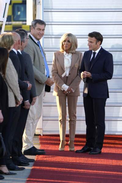 Brigitte Macron fait une arrivée stylée sur le tarmac de Munich, le 25 juin 2022
