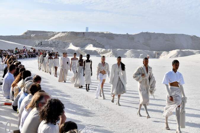 Simon Porte Jacquemus a imaginé un défilé sur un champs de sel dans sa ville natale, à Arles, le 27 juin 2022. 