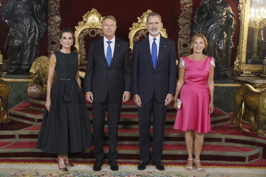 Le roi Felipe VI et la reine Letizia d'Espagne, Klaus Iohannis (président de la Roumanie) et sa femme Crmen, qui mise sur une robe rose flashy