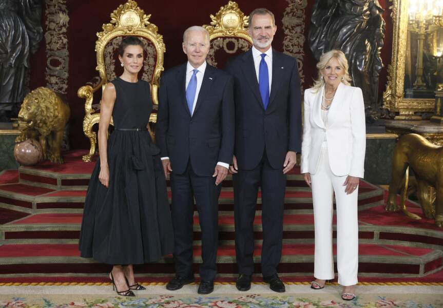 Le roi Felipe VI et la reine Letizia d'Espagne, Emmanuel Macron, président de la République Française, et la Première dame Brigitte Macron - Dîner de gala du 32ème Sommet de l'OTAN au Palais royal de Madrid, le 28 juin 2022.