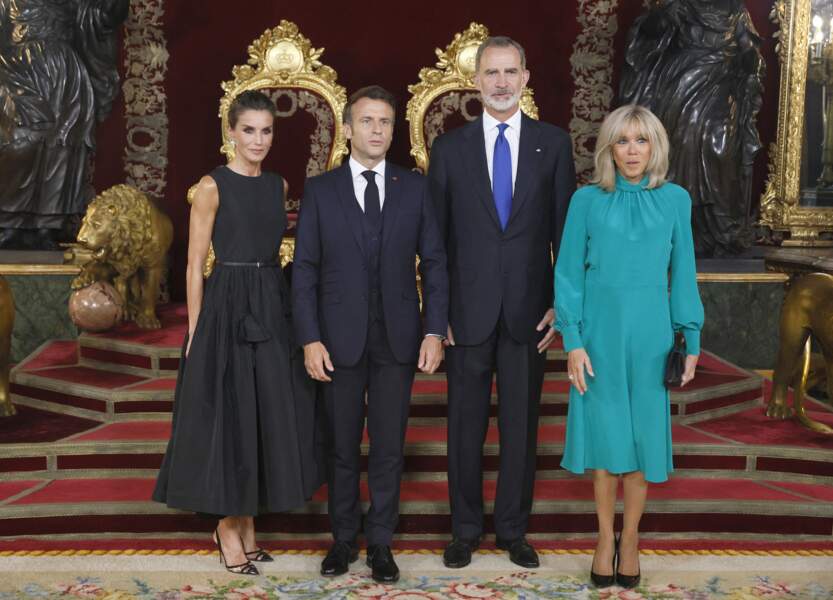 Brigitte Macron a choisi une robe midi fluide verte pour le dîner de gala du 32ème Sommet de l'OTAN au Palais royal de Madrid, le 28 juin 2022.