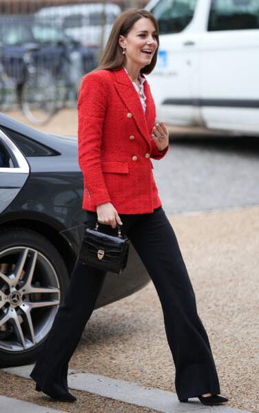 Kate Middleton enfile son blazer rouge vif lors d'une visite à l'Université de Copenhague pour découvrir les travaux entrepris dans la lutte contre les maladies mentales des enfants, le 22 février 2022. 