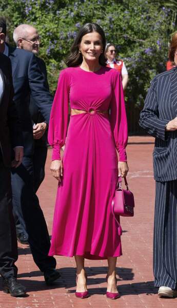 Le 10 mai 2022, la reine Letizia d'Espagne préside la commémoration de la Journée mondiale de la Croix-Rouge avec une robe fuchsia de la marque espagnol Cayro Woman disponible seulement à 61,90 € !
