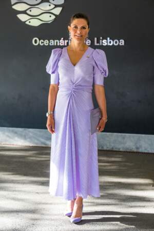 La princesse Victoria de Suède en robe lilas à Lisbonne, le 29 juin 2022. 