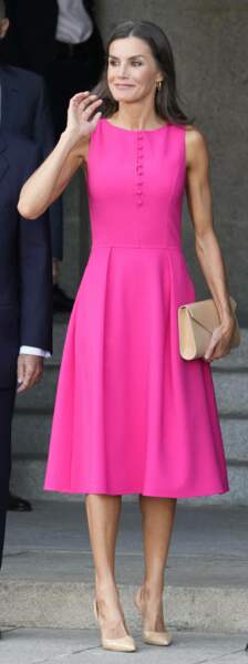 La reine Letizia d'Espagne en robe midi rose fuchsia, le 30 juin 2022