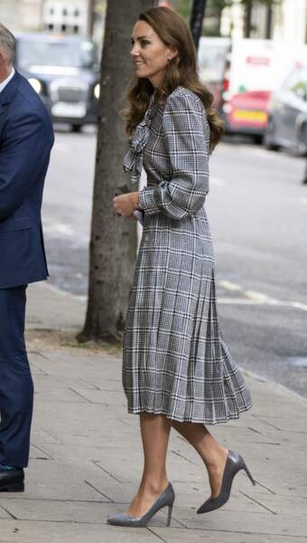 Kate Middleton recycle sa robe longue à carreaux Zara et ses escarpins argentés Boss, le 5 octobre 2021
