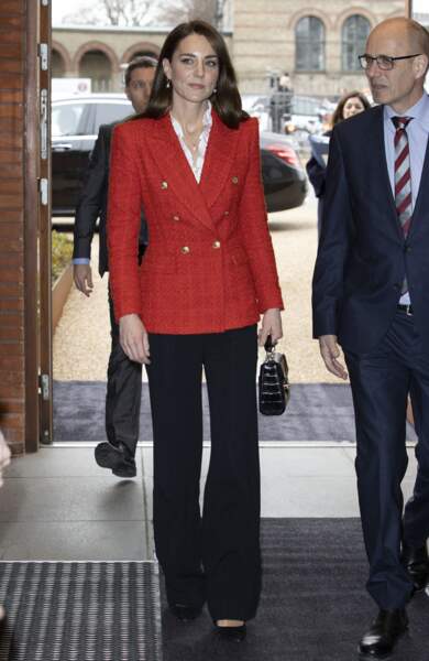 Rayonnante en rouge flamboyant, la duchesse de Cambridge a recyclé son blazer accessible, signé Zara, le 22 février 2022. 