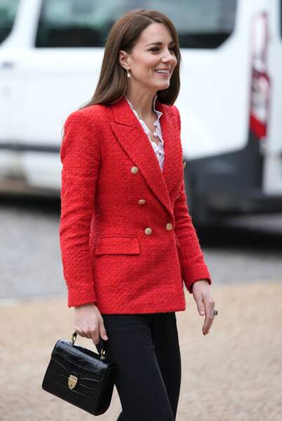 Kate Middleton, la duchesse de Cambridge recycle son blazer rouge de la marque espagnole Zara, à 59,95 € ! 
