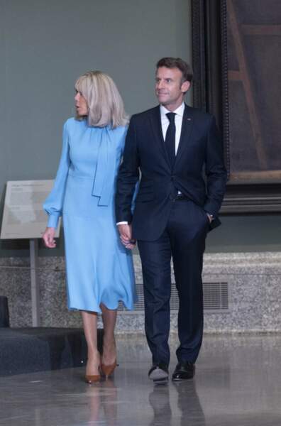 Le président français Emmanuel Macron et sa femme Brigitte Macron, en robe longue bleu à col lavallière, au Musée Prado à Madrid, lors du sommet de l'OTAN. Le 29 juin 2022
