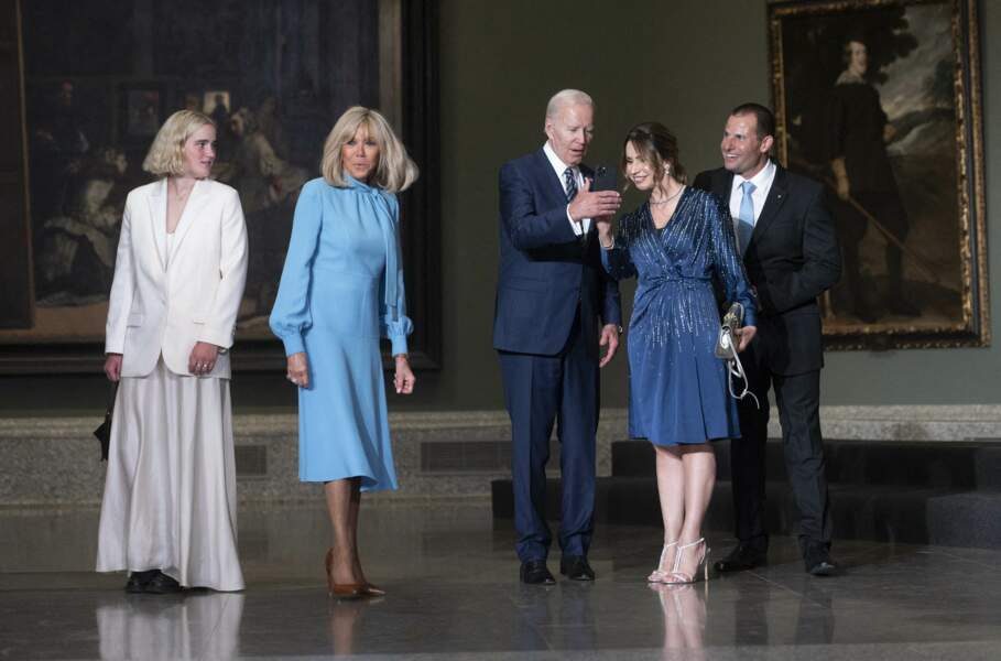 La petite-fille du président des Etats-Unis Maisy, Brigitte Macron, en robe longue fluide bleue avec Joe Biden et Jacinda Ardern