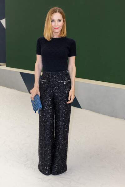 Leslie Mann porte un pantalon droit noir à sequin Chanel, le 5 juillet 2022. 