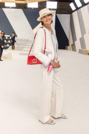 Inès de La Fressange est stylée dans un total-look ivoire pour assister au au défilé Haute-Couture Chanel, le 5 juillet 2022. 