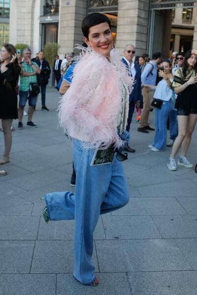 Cristina Cordula en jean long et veste rose à plumes pour assister au défilé Giambattista Valli à Paris, le 4 juillet 2022