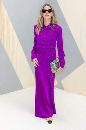 L'Instagrammeuse Helena Bordon dans un ensemble composé d'une jupe taille haute et d'une veste courte violette pour assister au défilé Haute-Couture Chanel, le 5 juillet 2022. 
