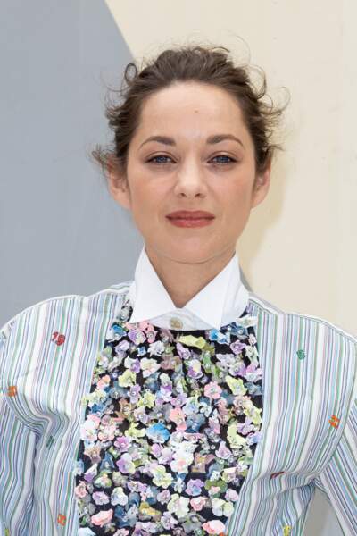Marion Cotillard porte une chemise rayée à motif pour assister au défilé Chanel, le 5 juillet 2022. 