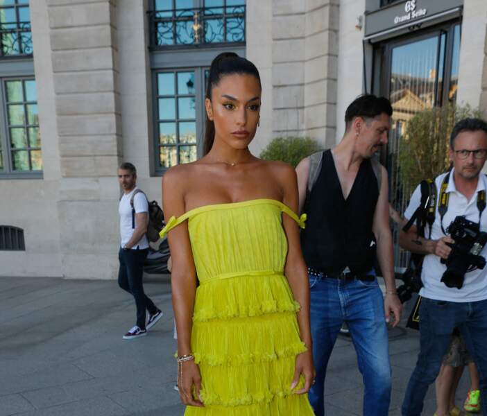Jessica Aïdi Verratti porte une robe longue et légère jaune au défilé Giambattista Valli à Paris, le 4 juillet 2022