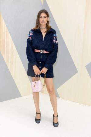 Alma Jodorowsky, l'actrice parisienne porte un ensemble bleu marine composé d'un pull et d'une jupe pour assister au défilé Haute-Couture de la marque luxueuse, le 5 juillet 2022.