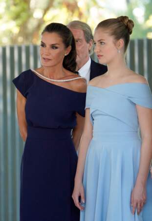 La reine Letizia d'Espagne et sa fille, la princesse Leonor qui porte un superbe chignon haut torsadé à l'occasion de la cérémonie de remise des prix "Princess of Girona Foundation" à Barcelone le 4 juillet 2022.
