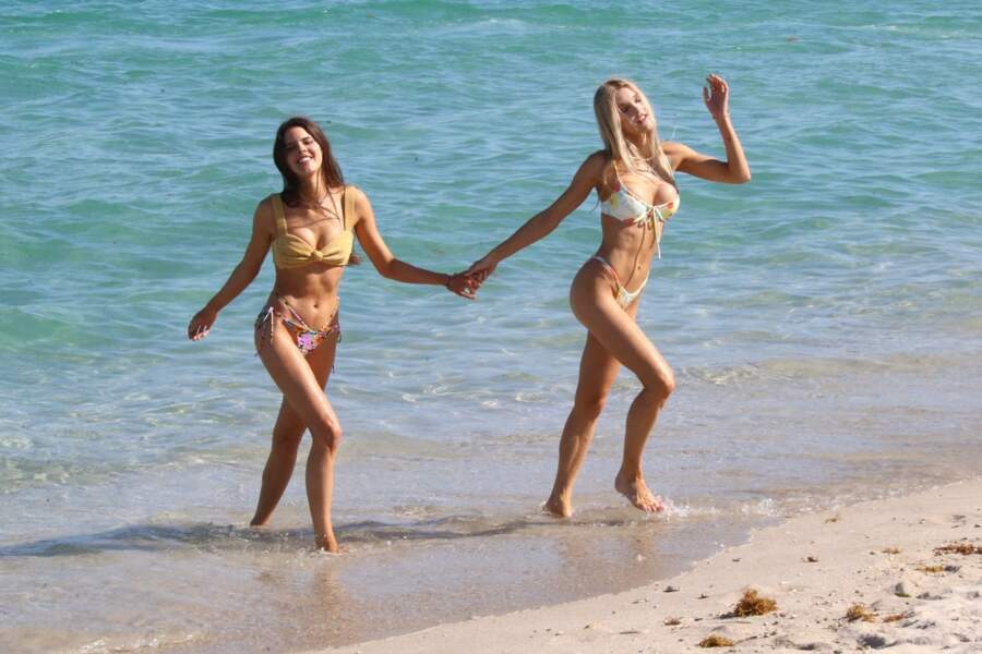Joy Corrigan et sa soeur Gina Corrigan sur la plage de Miami, mars 2022.