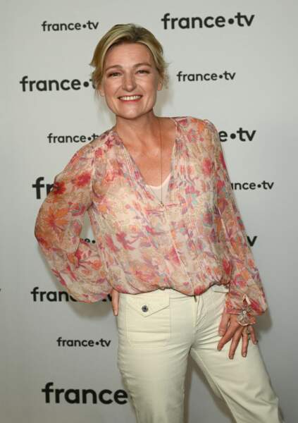 Anne-Élisabeth Lemoine est apparue tout sourire au photocall de la conférence de presse de rentrée de France Télévisions, à Paris, le 6 juillet 2022.