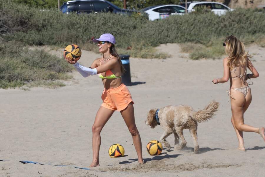 Alessandra Ambrosio lors d'une partie de volleyball avec des amis à Santa Monica, mai 2022. 
