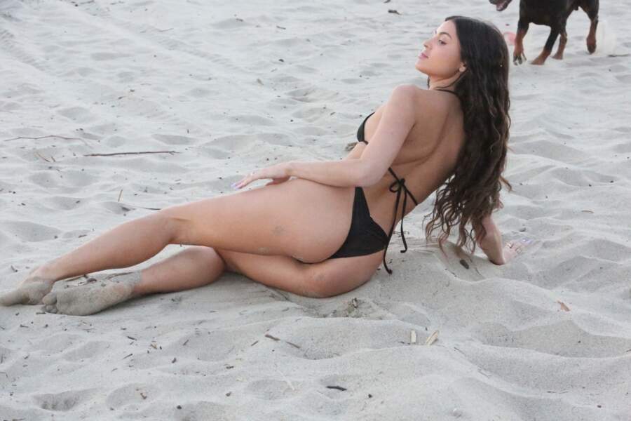 La mannequin Holly Scarfone sur une plage à Malibu