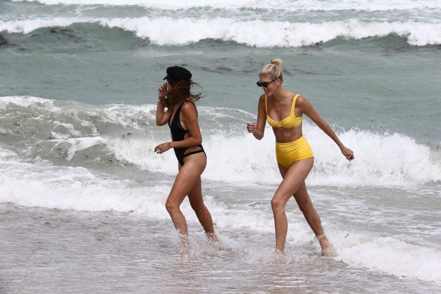 Olivia Culpo et Devon Windsor dans les vagues à Miami