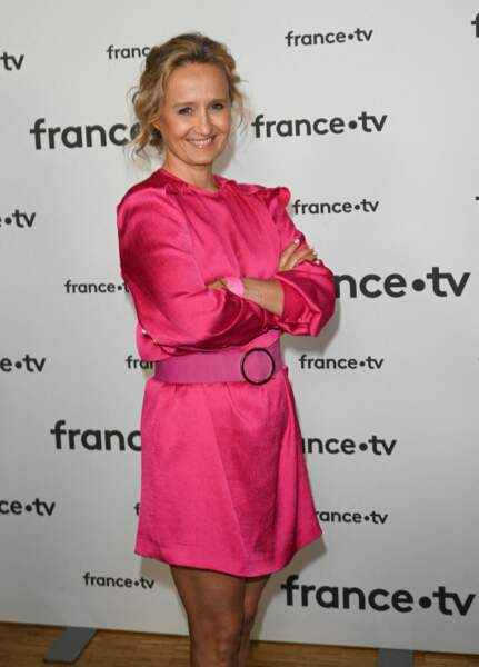 Caroline Roux n'a pas porté d'imprimé fleuri, mais a elle aussi opté pour une tenue très colorée, avec une robe rose fuchsia.
