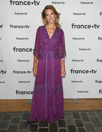 Julie Andrieu a préféré un look bohème-chic, en misant sur une robe longue violette. 