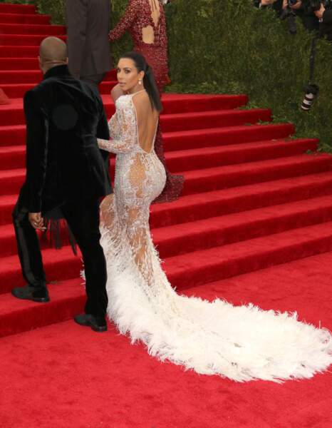 Kim Kardashian est éblouissante dans son interminable robe blanche à plumes, le 4 mai 2015.