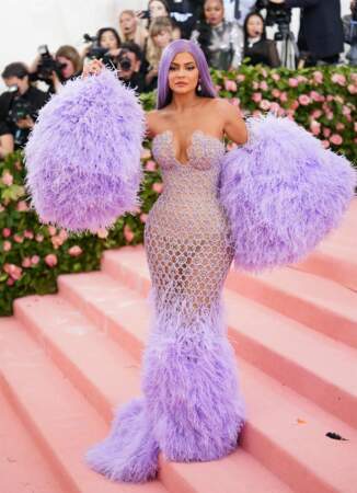 Kylie Jenner copie sa soeur avec un look pastel à plumes pour son arrivée au Met Gala, le 6 mai 2019.