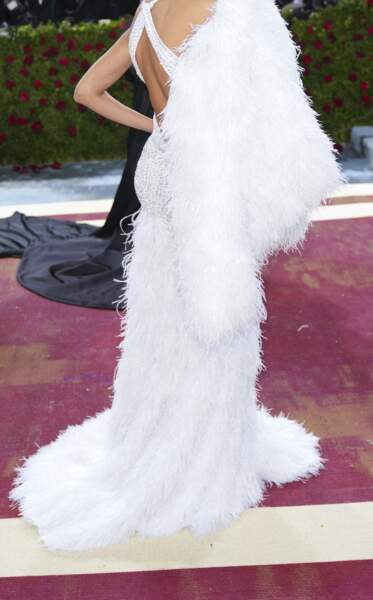 L'actrice Eiza Gonzalez s'habille en blanc à l'occasion du Met gala, le 2 mai 2022.