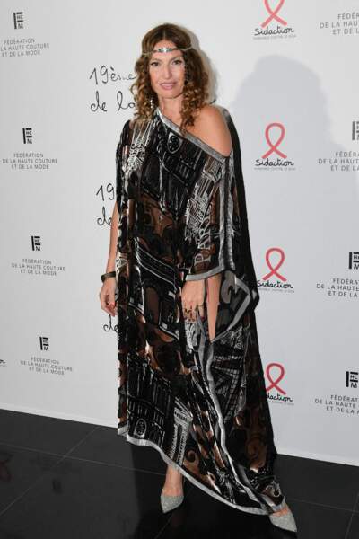Aurélie Saada, l'auteure-compositrice-interprète porte une robe asymétrique et transparente au dîner de Gala, le 7 juillet 2022.
