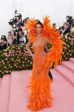 Kendall Jenner ressemble à une déesse avec sa robes longue flashy à plumes au Met Gala, le 6 mai 2019.