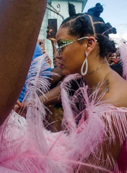 Rihanna est canon dans une robe imposante et à plumes rose, le 5 août 2019.
