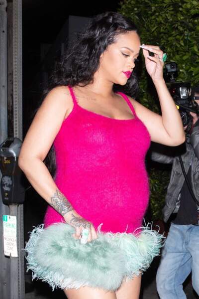 Rihanna enceinte accorde sa robe à une pochette à plumes turquoise, le 2 avril 2022.