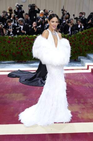 Eiza Gonzalez porte une robe blanche immaculée à plumes d'autruche pour le Met Gala, le 2 mai 2022. 