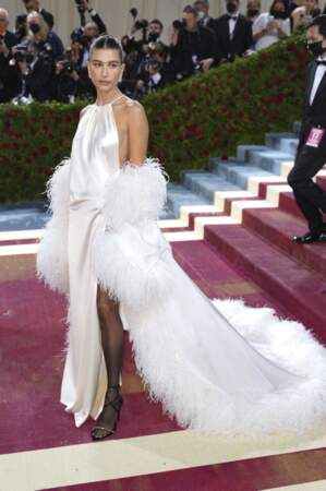 Hailey Bieber, la femme de Justin Bieber se glisse dans une robe en satin à plumes au Met Gala, le 2 mai 2022. 