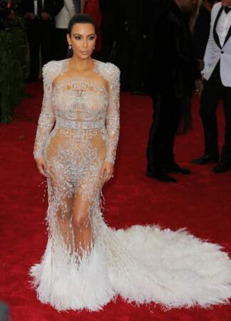 Kim Kardashian porte une longue robe à traine à Met Gala, le 4 mai 2015.
