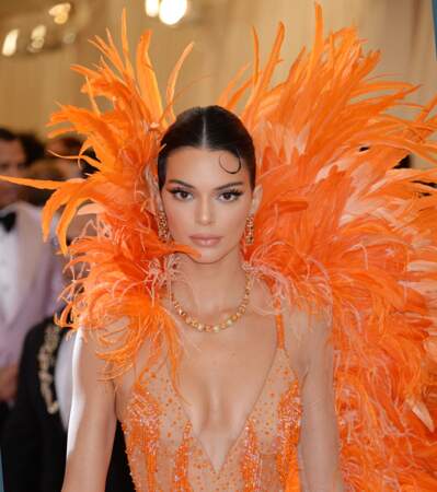 Kendall Jenner adopte le total-look orange à plumes lors de la cérémonie du Met Gala, le 6 mai 2019.