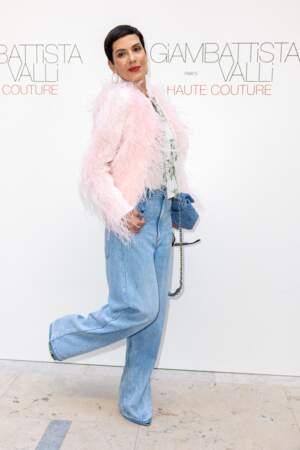 Cristina Cordula craque pour la veste à plumes d'autruche rose clair pour assister au défilé Haute-Couture Giambattista Valli - collection automne-hiver 2022-2023.