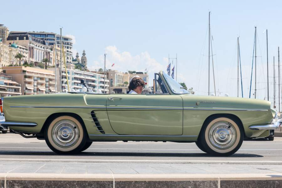 Albert II et Stephanie de Monaco font une entrée fracassante sur le port Hercule au volant d'une Florida de 1959 "offerte par la régie Renault à la princesse Grace", ce jeudi 7 juillet